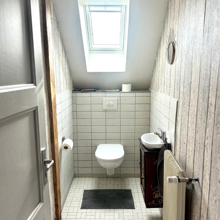 Aulouison Maison spacieuse et paisible de 200 m2, à proximité du Parlement européen - Maison de Vacances - 37