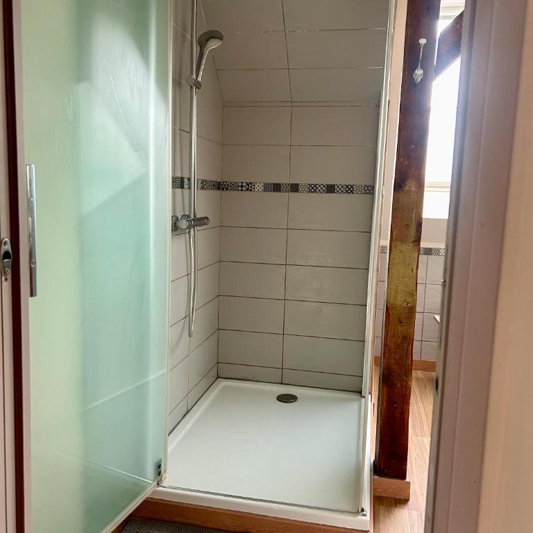 Aulouison Maison spacieuse et paisible de 200 m2, à proximité du Parlement européen - Maison de Vacances - 35
