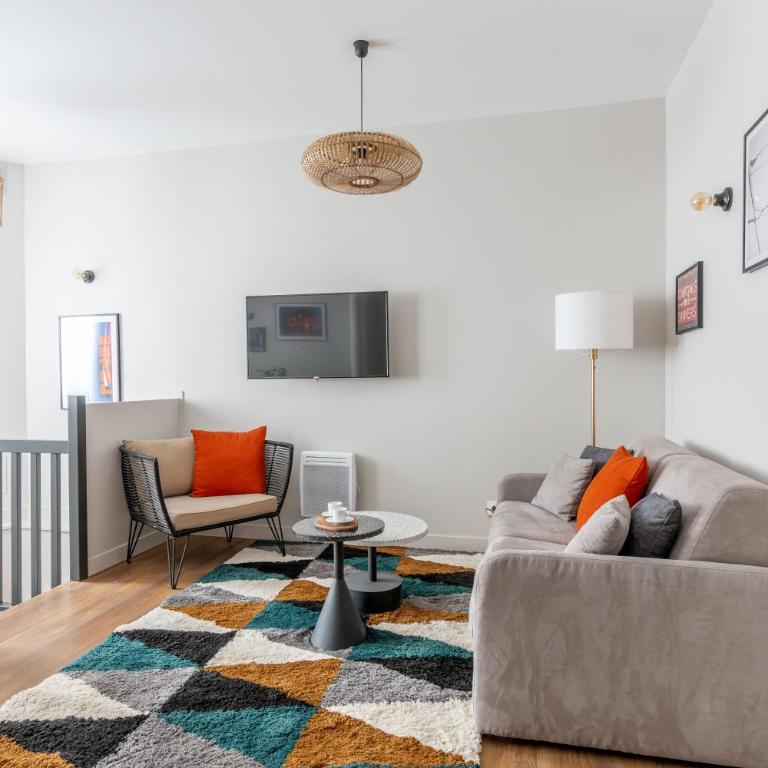 Lounge in a cosy apartment on Canal Saint-Martin - Appartement 3 Chambres - 5