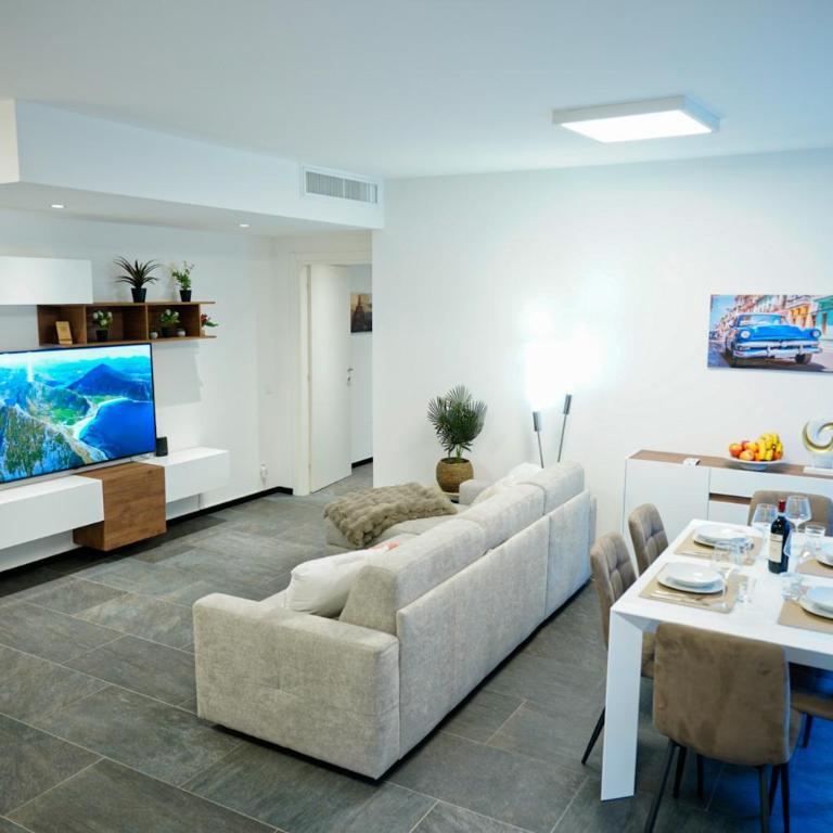 Elite Apartment - Two-Bedroom Apartment with Garden View - 7