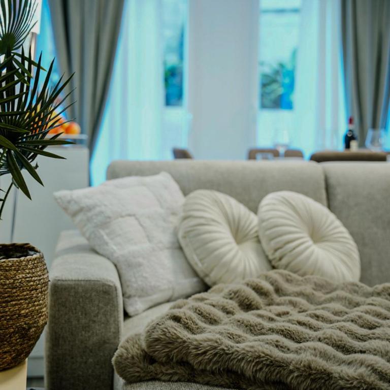 Elite Apartment - Two-Bedroom Apartment with Garden View - 5