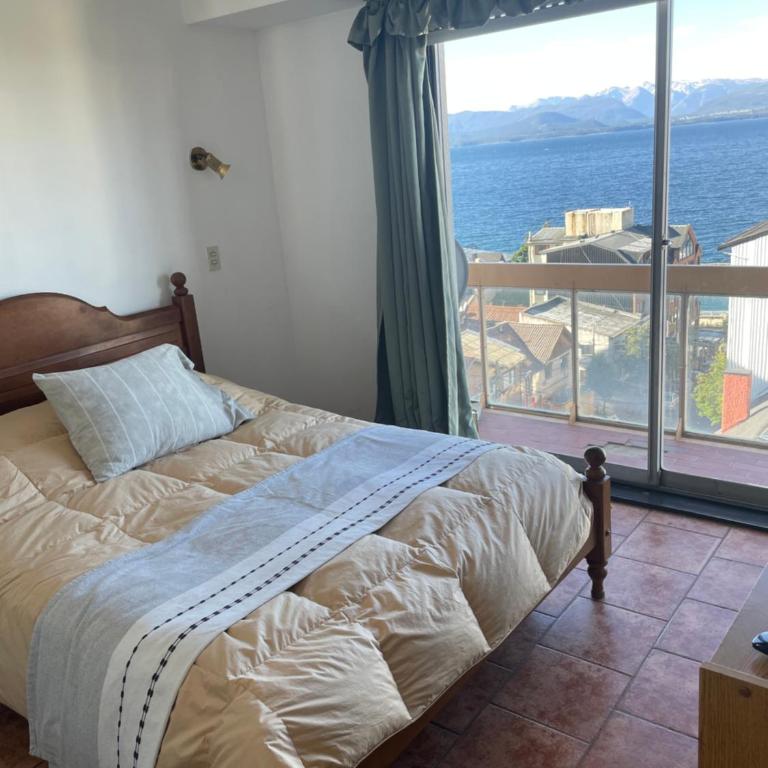 Departamento Mitre 1 sobre la principal de Bariloche - Apartamento de 2 dormitorios - 1