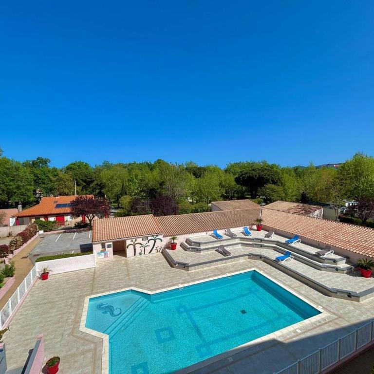 Appartement T2 Lumineux avec Parking Privé et Piscine près de la Plage - FR-1-388-223 - Appartement - 4