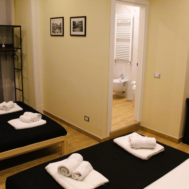 BlackWoody Contemporary Rooms - Napoli Centro Storico Via Toledo - Quadruple Room with Balcony - 6