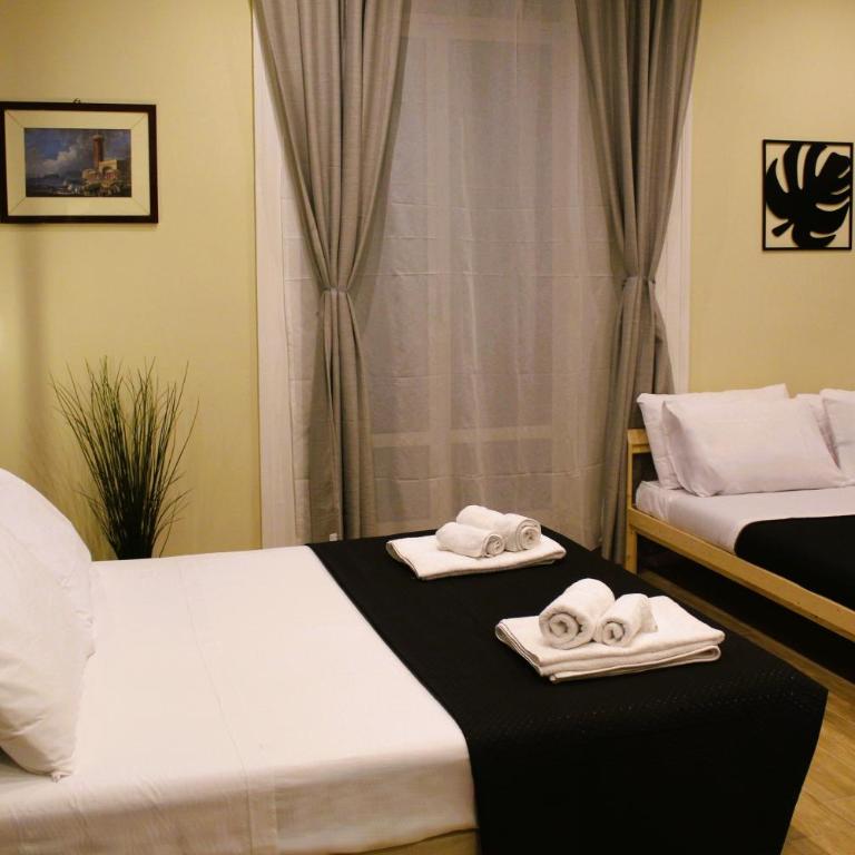 BlackWoody Contemporary Rooms - Napoli Centro Storico Via Toledo - Quadruple Room with Balcony - 2