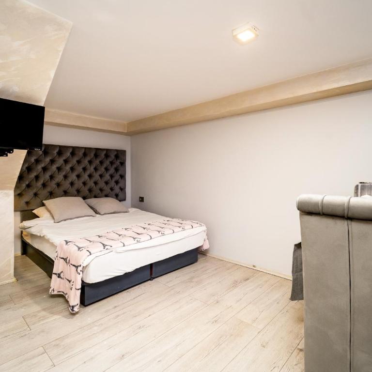 French House - Studio - na Više Nivoa - 2