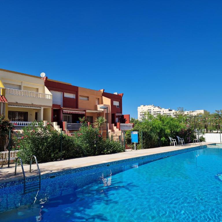 Casa con Barbacoa en Urbanización Privada - Villa - 1