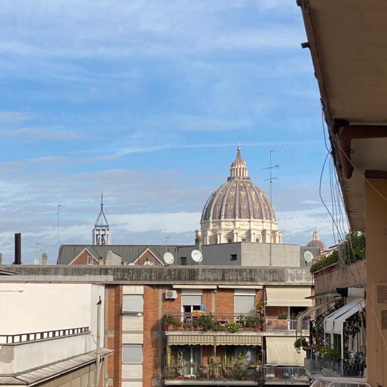 Fall in love with Roma Vaticano - 5 Minutes from the Vatican - balcony with a view - Appartamento Premium con 3 Camere da Letto e Balcone - 6