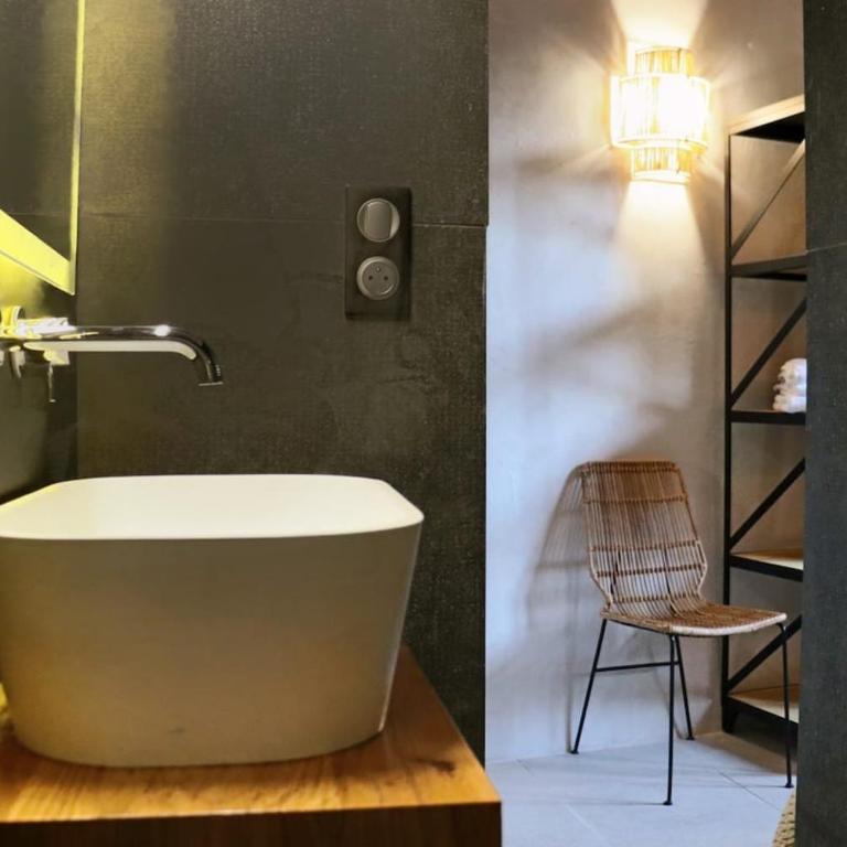 Appartement de Caractère avec Cachet Unique à Uzès - Appartement 2 Chambres - 33