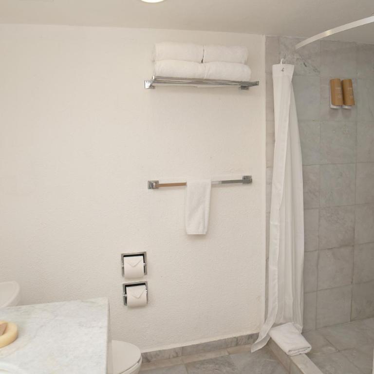 Samba Vallarta All Inclusive - Habitación con cama extragrande y balcón - 7