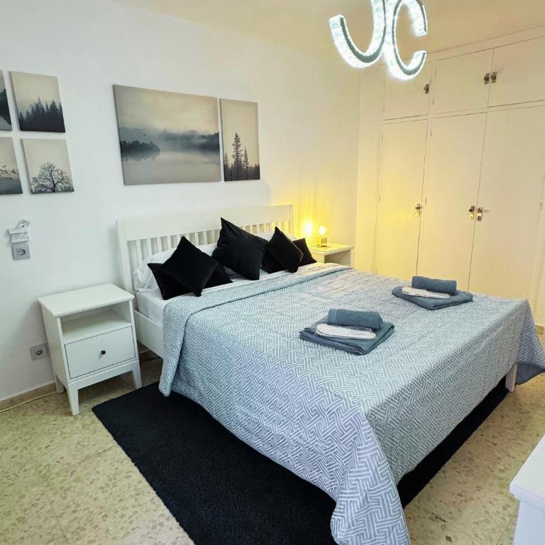 Spacious 3BR Walk to Beach & Old Town Marbella - Three-Bedroom Apartment - 17