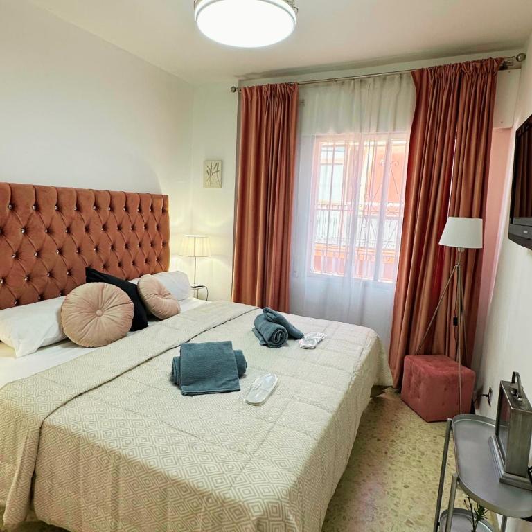 Spacious 3BR Walk to Beach & Old Town Marbella - Three-Bedroom Apartment - 20