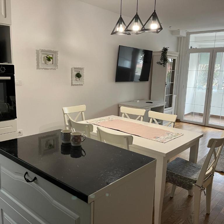 Costa apt 3 bedrooms Ideal for Groups Near Arena - Three-Bedroom Apartment - 18