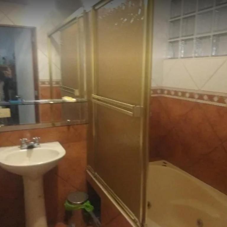 Habitaciones con todos los servicios en Lima Este a 1 cuadra del Banco de Crédito Sede Central - Single Room with Shared Bathroom - 10