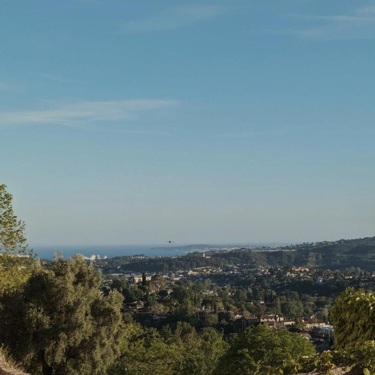 Provencal Escape - Suite with City View - 38