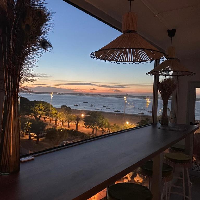 Appartement Claire front de mer superbe vue Bassin - Two-Bedroom Apartment - 2