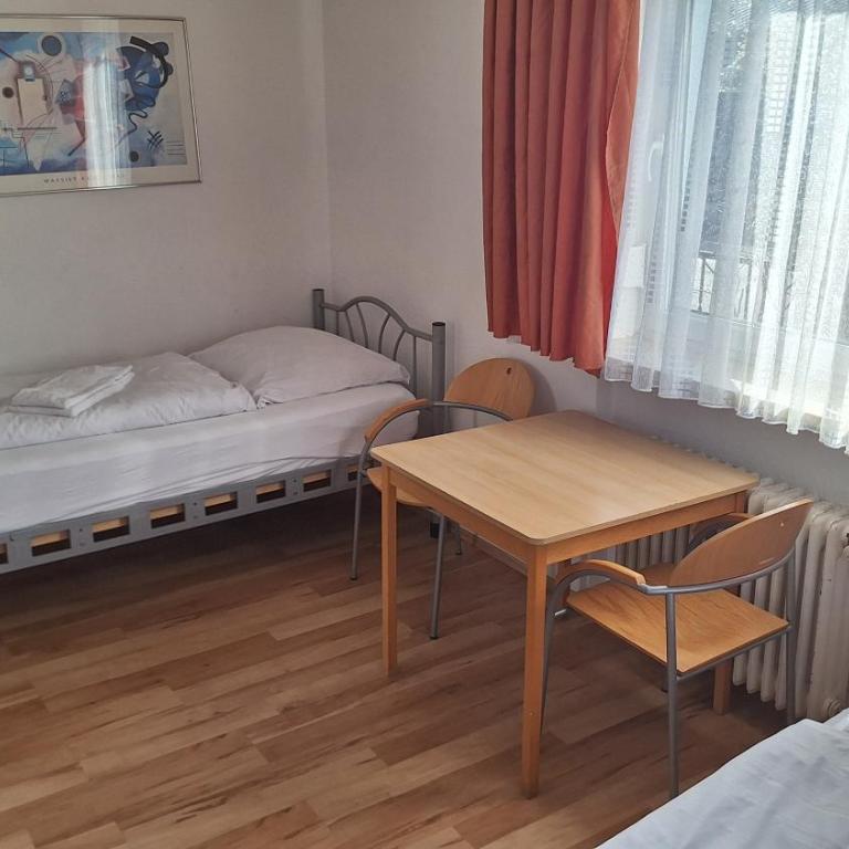 Pension Alis Augsburg - Camera Doppia con Letti Singoli e Bagno in Comune - 1