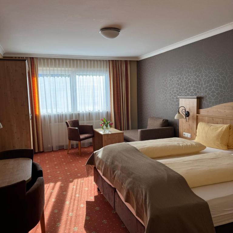 Hotel Mesnerwirt - Zentrumslage - Dreibettzimmer - 1