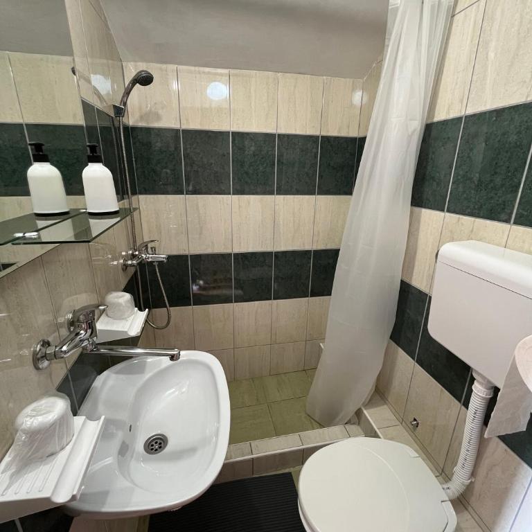 Rooms with private Bathroom & Free Parking ''Sobe Zoka,, - Dvokrevetna Soba sa Zasebnim Krevetima - 24