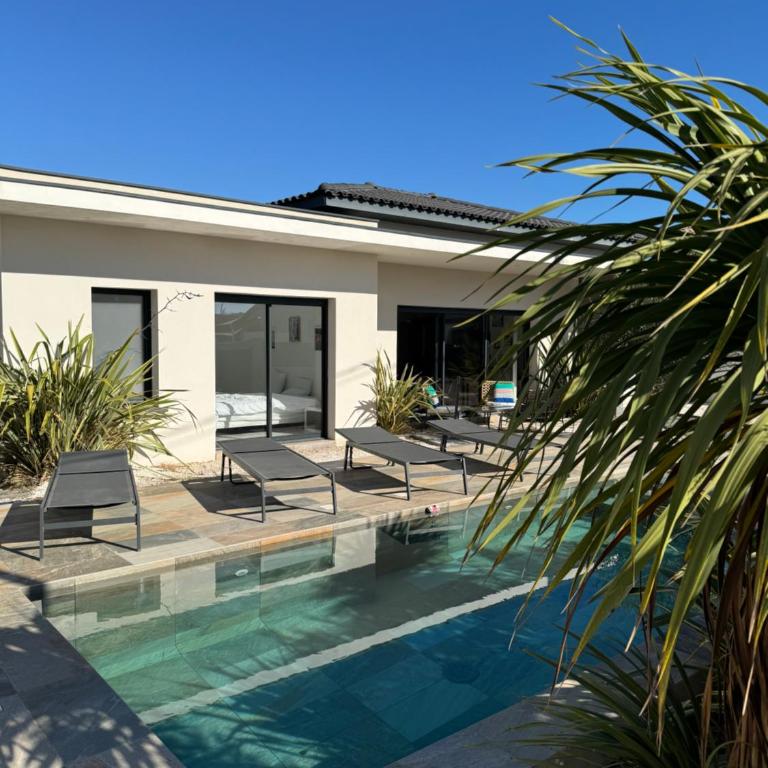 Villa spacieuse piscine 350 m de la plage - Three-Bedroom Villa - 1