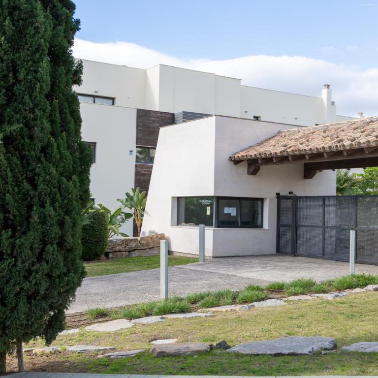 Elegant Getaway near Villa Padierna Marbella Lux - Two-Bedroom Apartment with Terrace - 3