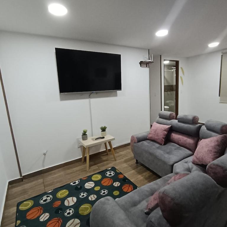 Apto Moderno y Acogedor 10 min aeropuerto - Apartamento de 2 dormitorios con balcón y terraza - 1