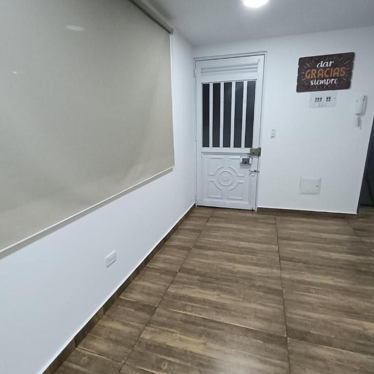 Apto Moderno y Acogedor 10 min aeropuerto - Apartamento de 2 dormitorios con balcón y terraza - 21