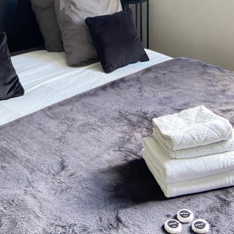 VOYAGE AU CALME à 10 Minutes du centre avec PARKING INCLUS et FIBRE, IDÉAL SOLO et PRO - Two-Bedroom Apartment - 11