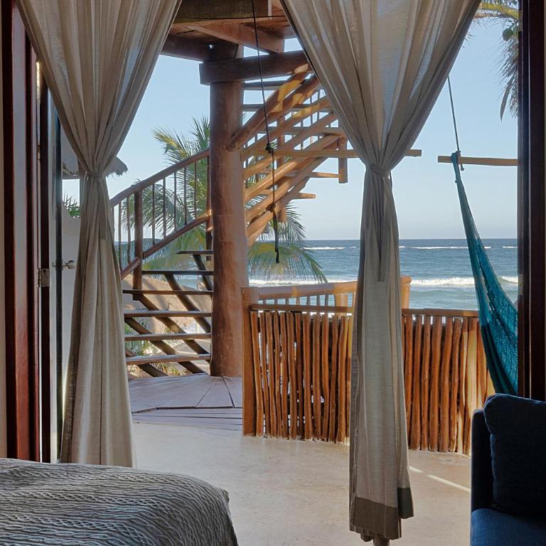 Playa Canek Beachfront Eco Hotel - Habitación Superior frente a la playa con cama extragrande y balcón - 1