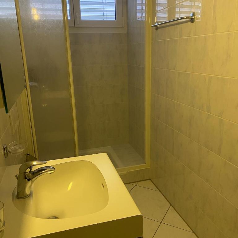 Holiday Penthouse - Two-Bedroom Deluxe Apartment with Balcony - 14
