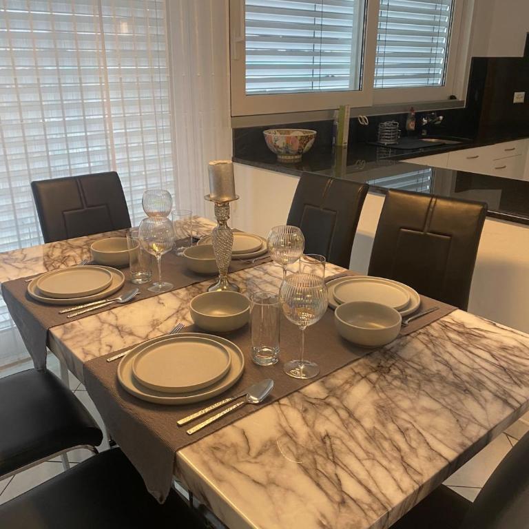 Holiday Penthouse - Two-Bedroom Deluxe Apartment with Balcony - 9