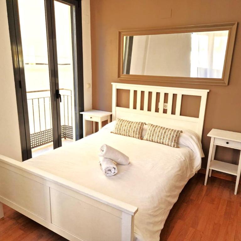 Very centric apartment, lightful, well equipped and decorated, with castle views, and besides a nice Plaza in Old Town - Two-Bedroom Apartment - 5