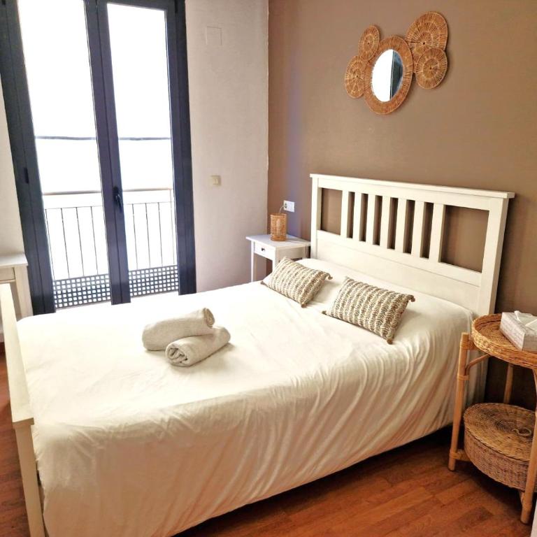 Very centric apartment, lightful, well equipped and decorated, with castle views, and besides a nice Plaza in Old Town - Two-Bedroom Apartment - 8