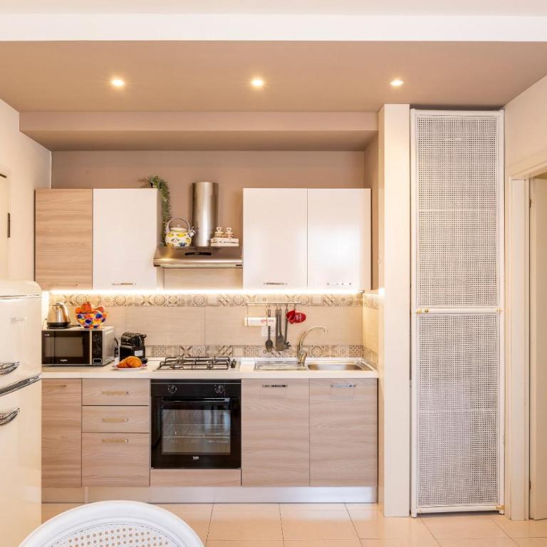 Elena Apartment - Free Secure Parking - Center - Pool - View Lake - One-Bedroom Apartment - 6