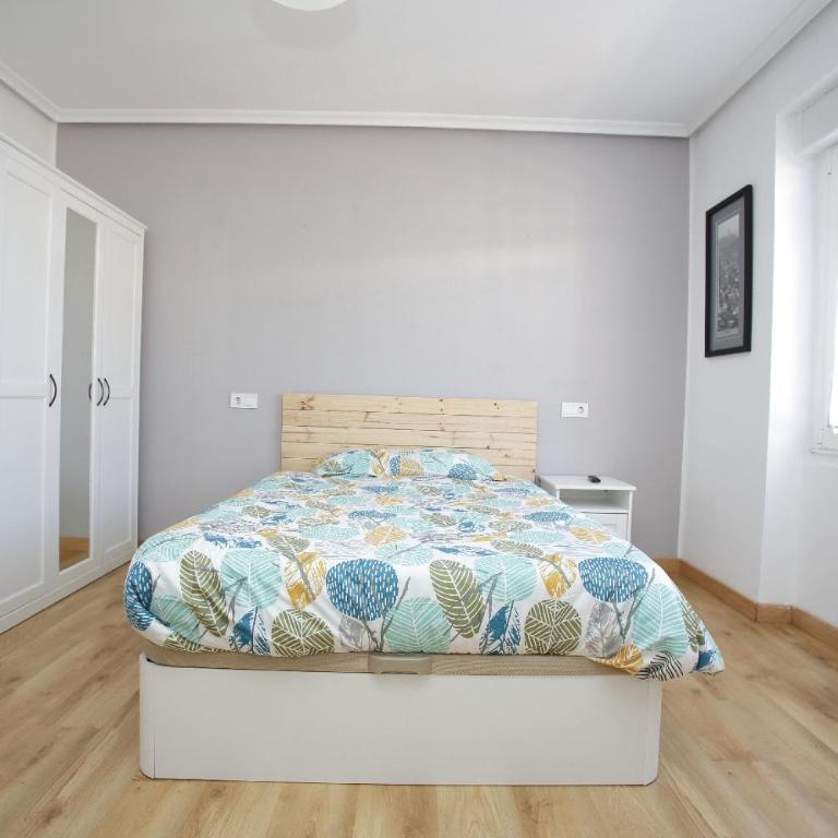 Piso de 4 habitaciones a un paso del centro de Oviedo - Apartamento de 4 habitaciones - 1