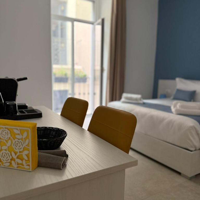 CARLO'S Guest House - Queen Room with Balcony - 9