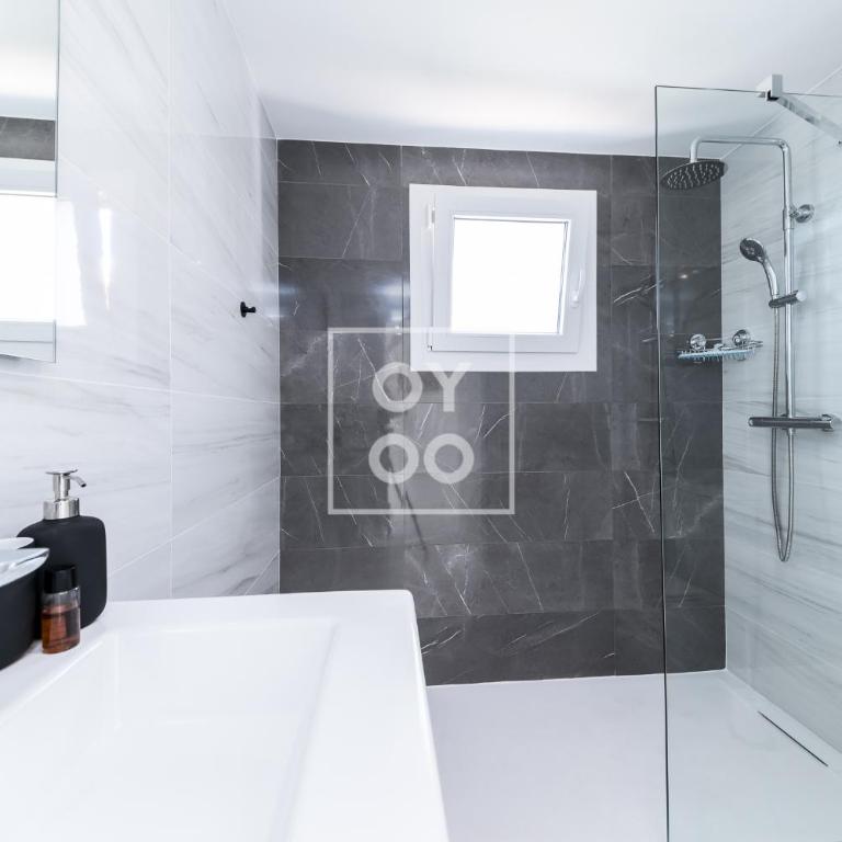 Infinity Blue groundfloor apt, beachfront, heated pool - by OYOOSTAYS - Apartamento de 2 dormitorios con terraza y vistas al mar - 9