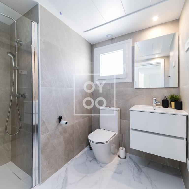 Infinity Blue groundfloor apt, beachfront, heated pool - by OYOOSTAYS - Apartamento de 2 dormitorios con terraza y vistas al mar - 8