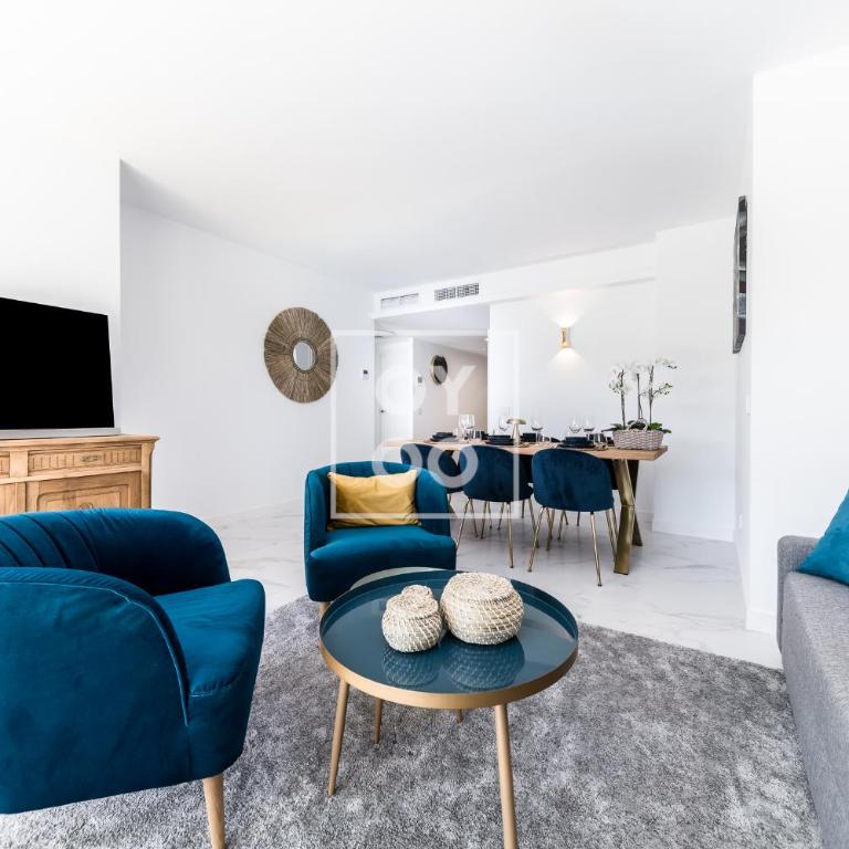 Infinity Blue groundfloor apt, beachfront, heated pool - by OYOOSTAYS - Apartamento de 2 dormitorios con terraza y vistas al mar - 12