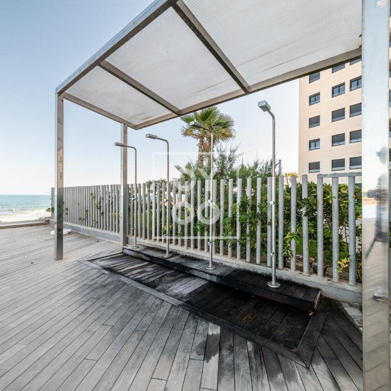 Infinity Blue groundfloor apt, beachfront, heated pool - by OYOOSTAYS - Apartamento de 2 dormitorios con terraza y vistas al mar - 16