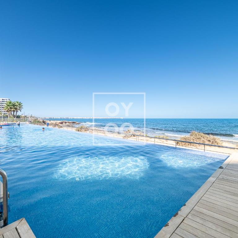 Infinity Blue groundfloor apt, beachfront, heated pool - by OYOOSTAYS - Apartamento de 2 dormitorios con terraza y vistas al mar - 1