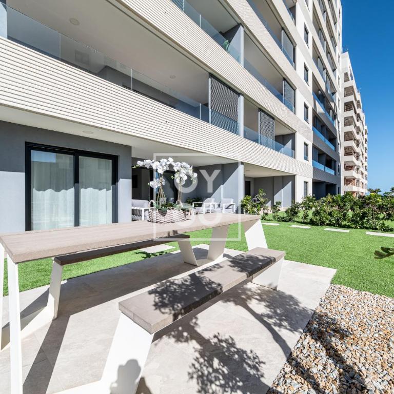 Infinity Blue groundfloor apt, beachfront, heated pool - by OYOOSTAYS - Apartamento de 2 dormitorios con terraza y vistas al mar - 18