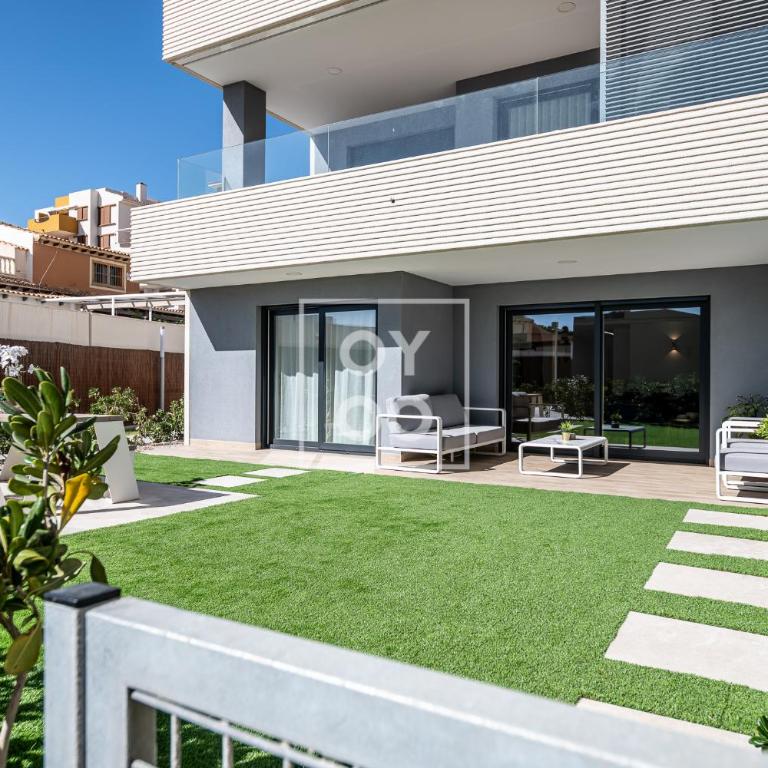 Infinity Blue groundfloor apt, beachfront, heated pool - by OYOOSTAYS - Apartamento de 2 dormitorios con terraza y vistas al mar - 19