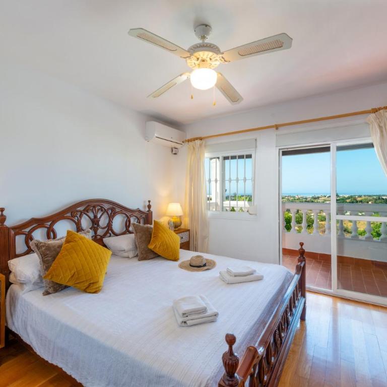 Villa Holivista Elegant 4-Bedroom Spanish Villa in Estepona - Villa - 9