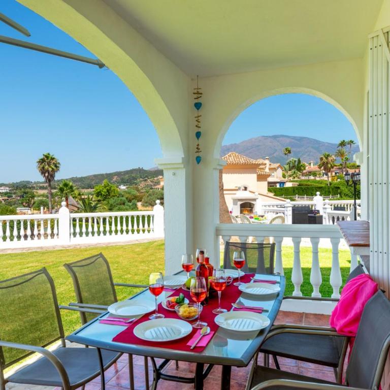 Villa Holivista Elegant 4-Bedroom Spanish Villa in Estepona - Villa - 7
