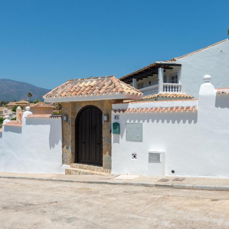 Villa Holivista Elegant 4-Bedroom Spanish Villa in Estepona - Villa - 12