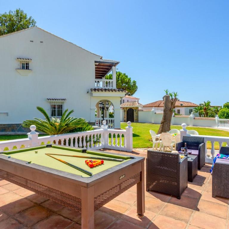 Villa Holivista Elegant 4-Bedroom Spanish Villa in Estepona - Villa - 14