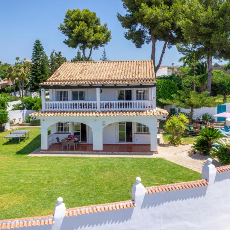 Villa Holivista Elegant 4-Bedroom Spanish Villa in Estepona - Villa - 25