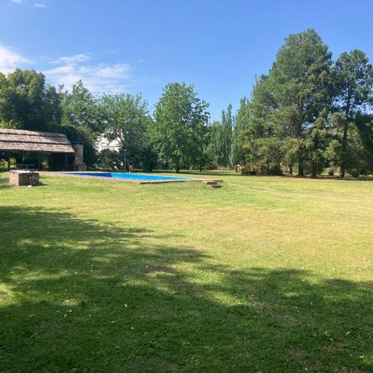 Gran Quinta en Mercedes con piscina - Casa de 3 dormitorios - 2