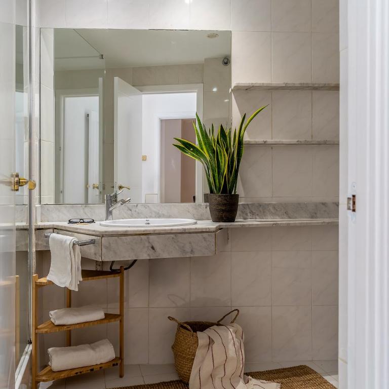 Canela Homes BARCELONA NINOT - Three-Bedroom Apartment - 9